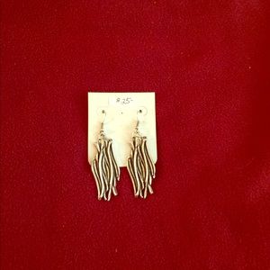 REDUCED! Pewter”grassroots” earrings are so cute.